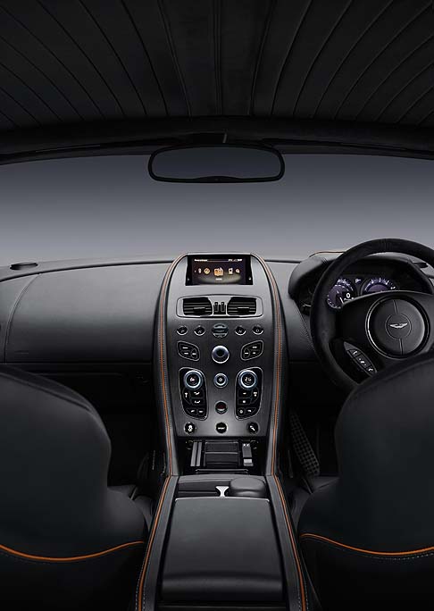 Aston Martin - L’ambiente è sofisticato ed offre la configurazione 2+2 con i sedili rivestiti in cuoio.